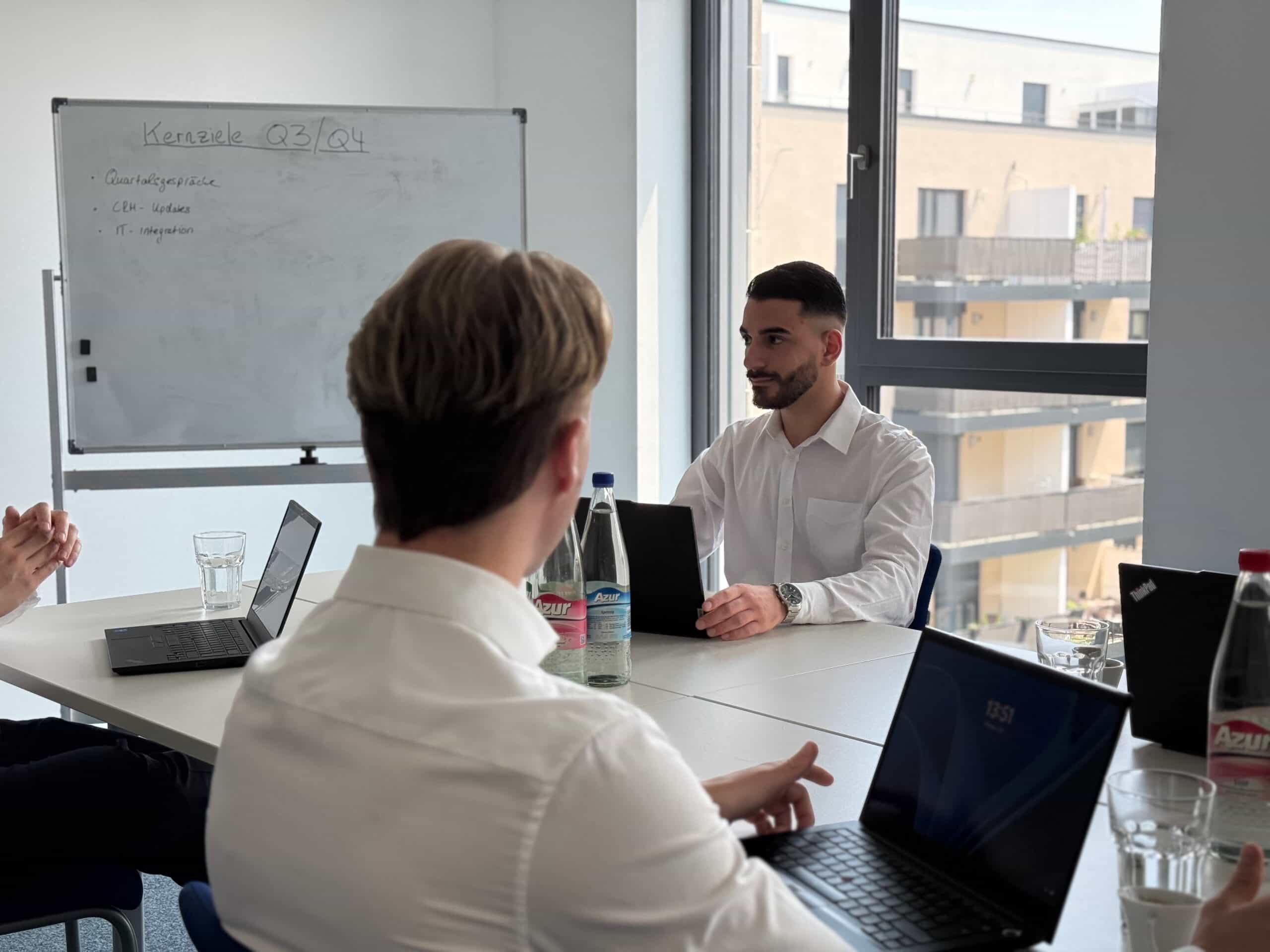 Serkan Ugur Meeting Office Arbeit