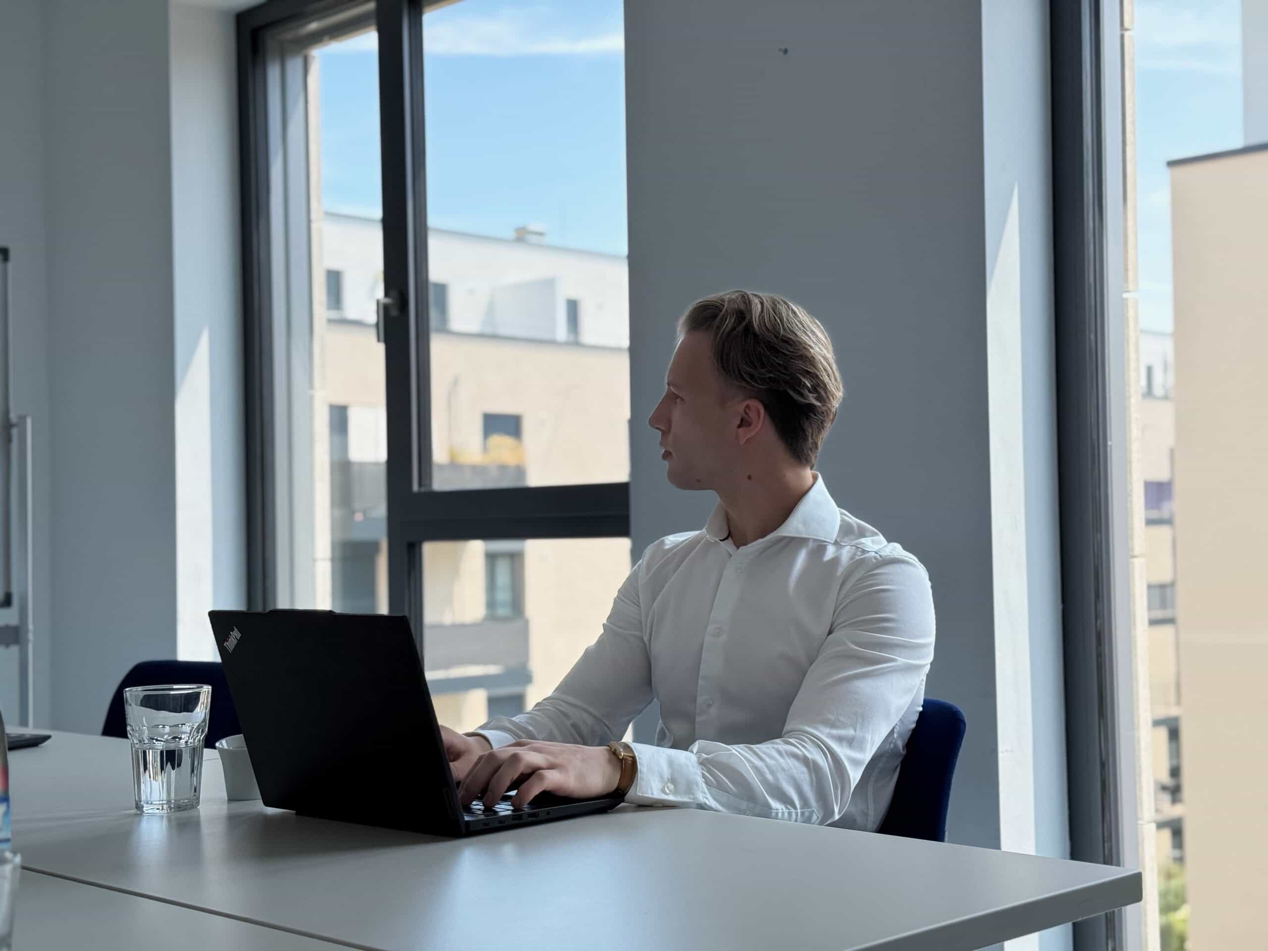 Lorenz Glowania Meeting Office Focus